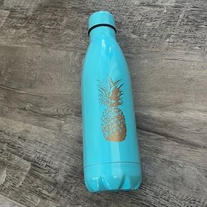 Water bottle with pineapple